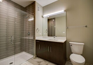833 W Grand Ave, Unit 403 in Chicago, IL - Building Photo - Building Photo