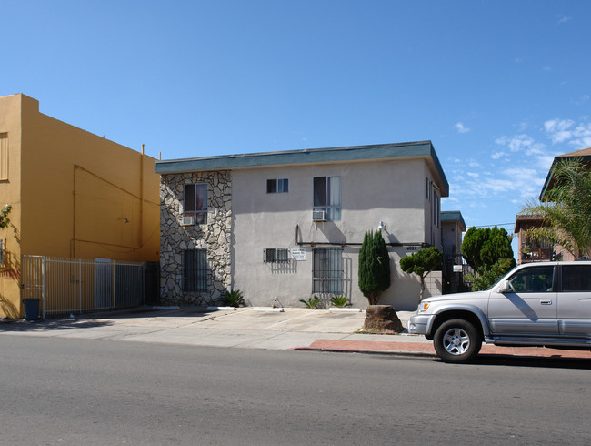 4022 Chamoune Ave in San Diego, CA - Foto de edificio - Building Photo