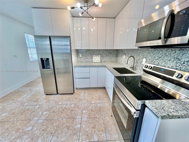 3081 NW 94th St in Miami, FL - Building Photo - Building Photo