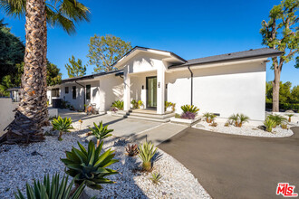 19536 Wells Dr in Los Angeles, CA - Foto de edificio - Building Photo