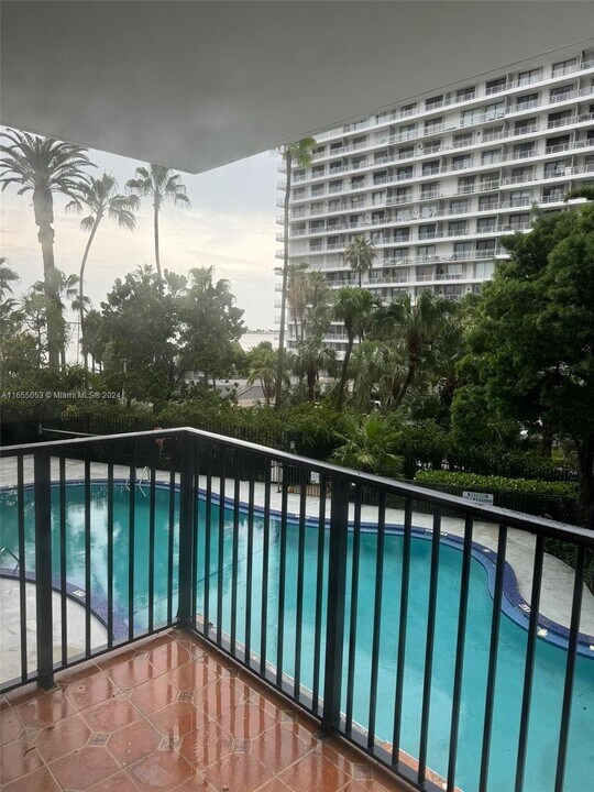 1450 Brickell Bay Dr, Unit 307 in Miami, FL - Foto de edificio