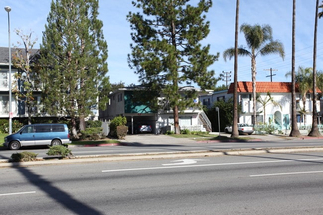 19105 Sherman Way in Reseda, CA - Building Photo - Building Photo