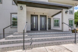 488 E Olmos Dr in San Antonio, TX - Building Photo - Building Photo