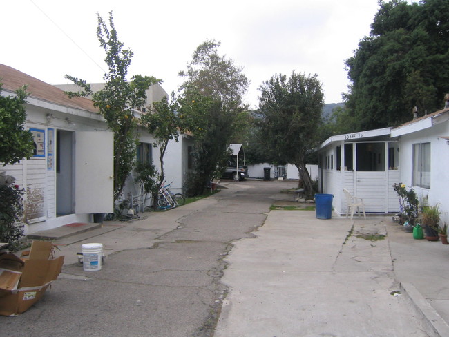 10539 Floralita Ave in Sunland, CA - Foto de edificio - Building Photo