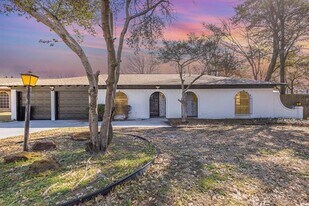 800 Overhill Ct in Hurst, TX - Building Photo