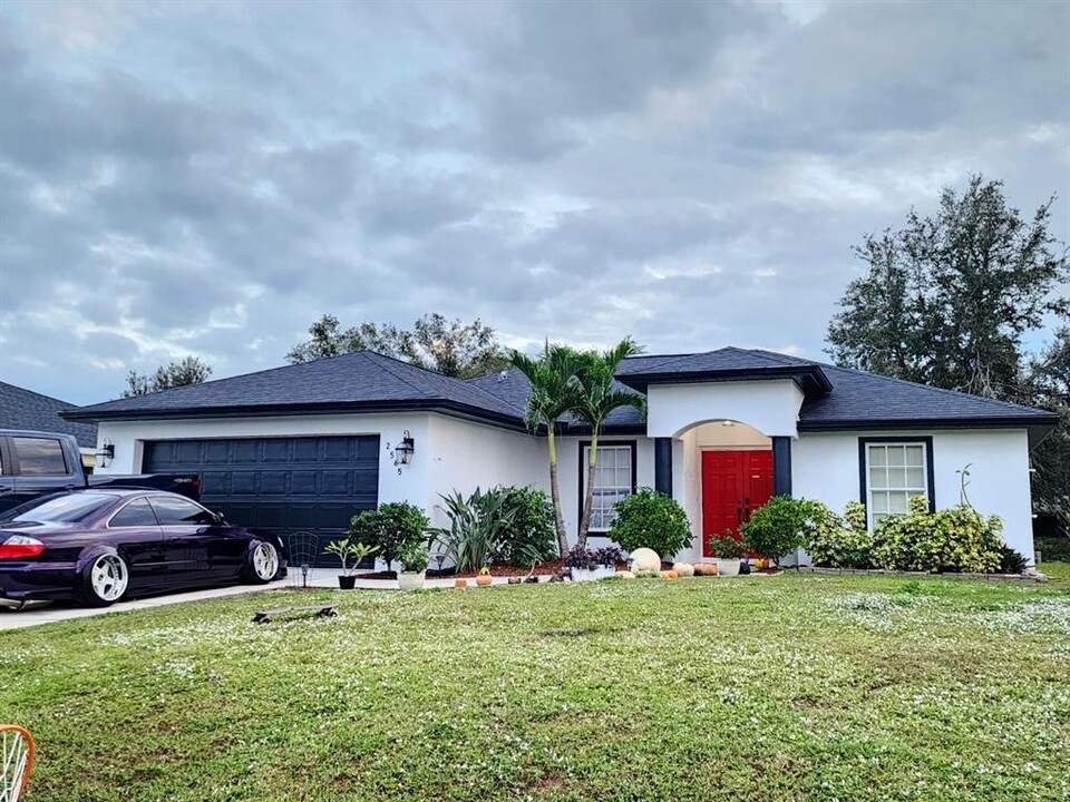 2565 Ensenada Ln in North Port, FL - Building Photo