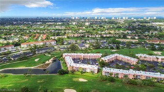 180 Turtle Lake Ct in Naples, FL - Building Photo