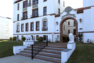 Britwoods Court in Asbury Park, NJ - Foto de edificio - Building Photo