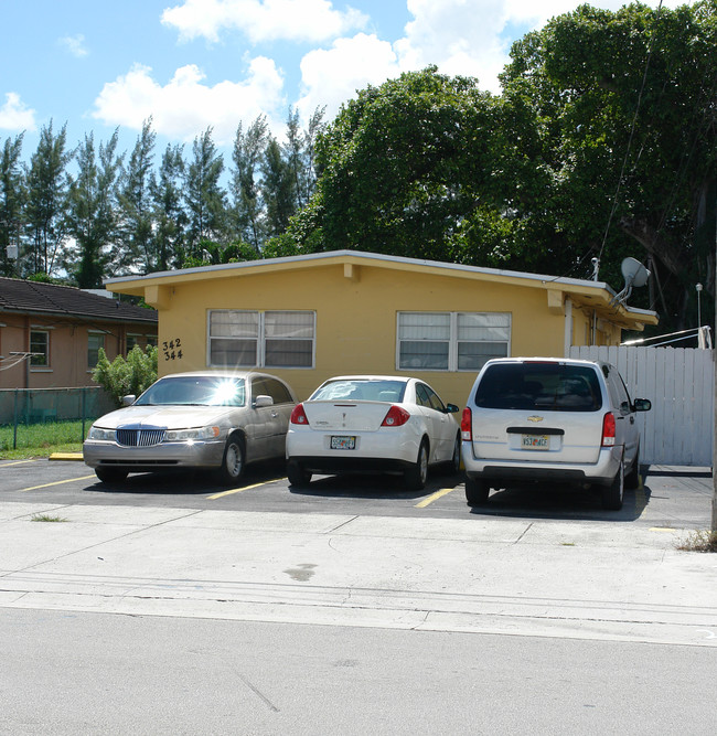 334-344 E 33rd St in Hialeah, FL - Building Photo - Building Photo