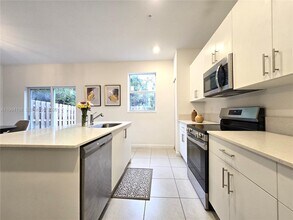 2761 NW 55th Way in Lauderhill, FL - Foto de edificio - Building Photo