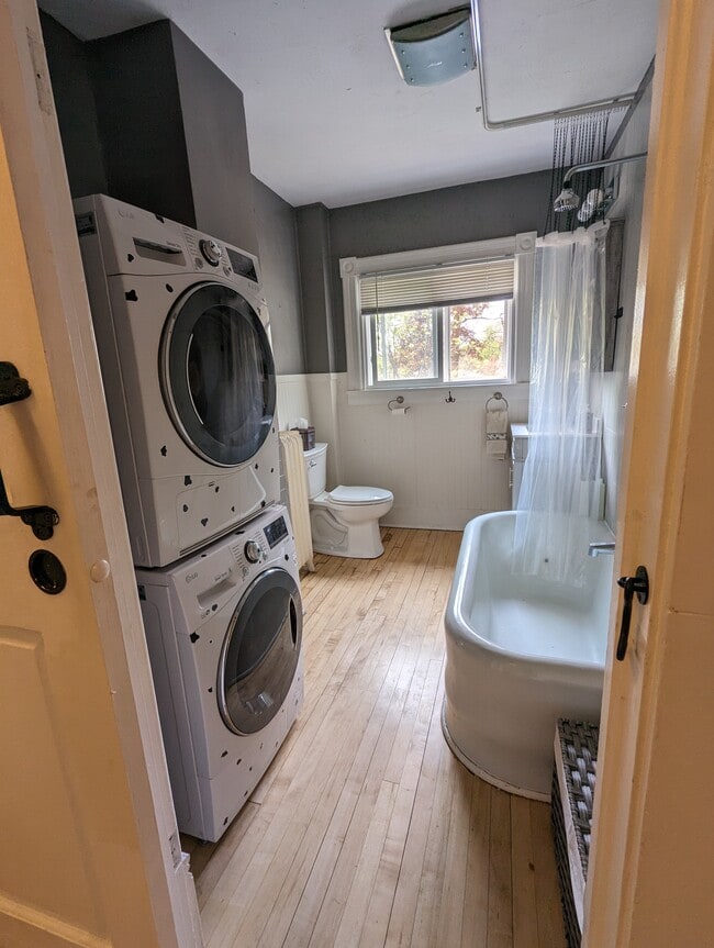 519 Carson St, Unit Upper in Chippewa Falls, WI - Foto de edificio - Building Photo