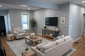 48 Hastings St, Unit 1 in Lowell, MA - Foto de edificio - Building Photo