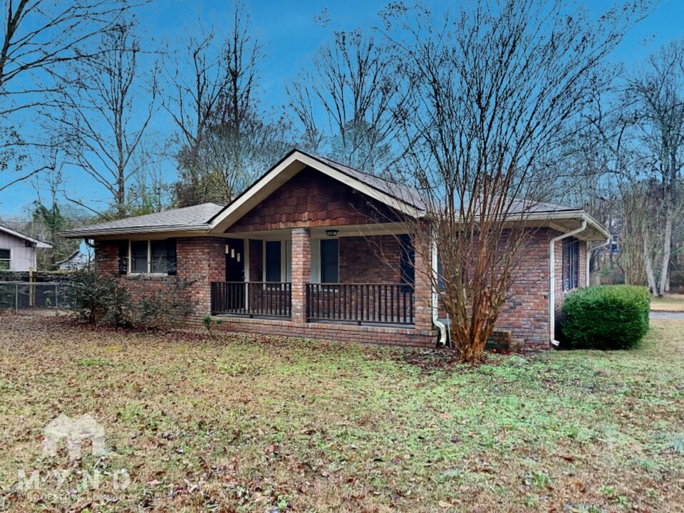 2206 Rockdale Dr NW in Conyers, GA - Building Photo