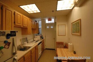 1077 Beacon St, Unit 8 in Brookline, MA - Foto de edificio - Building Photo