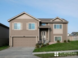 8228 N 147th St in Bennington, NE - Building Photo