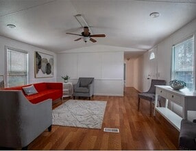 9874 Lakeshore Dr in Wills Point, TX - Foto de edificio - Building Photo