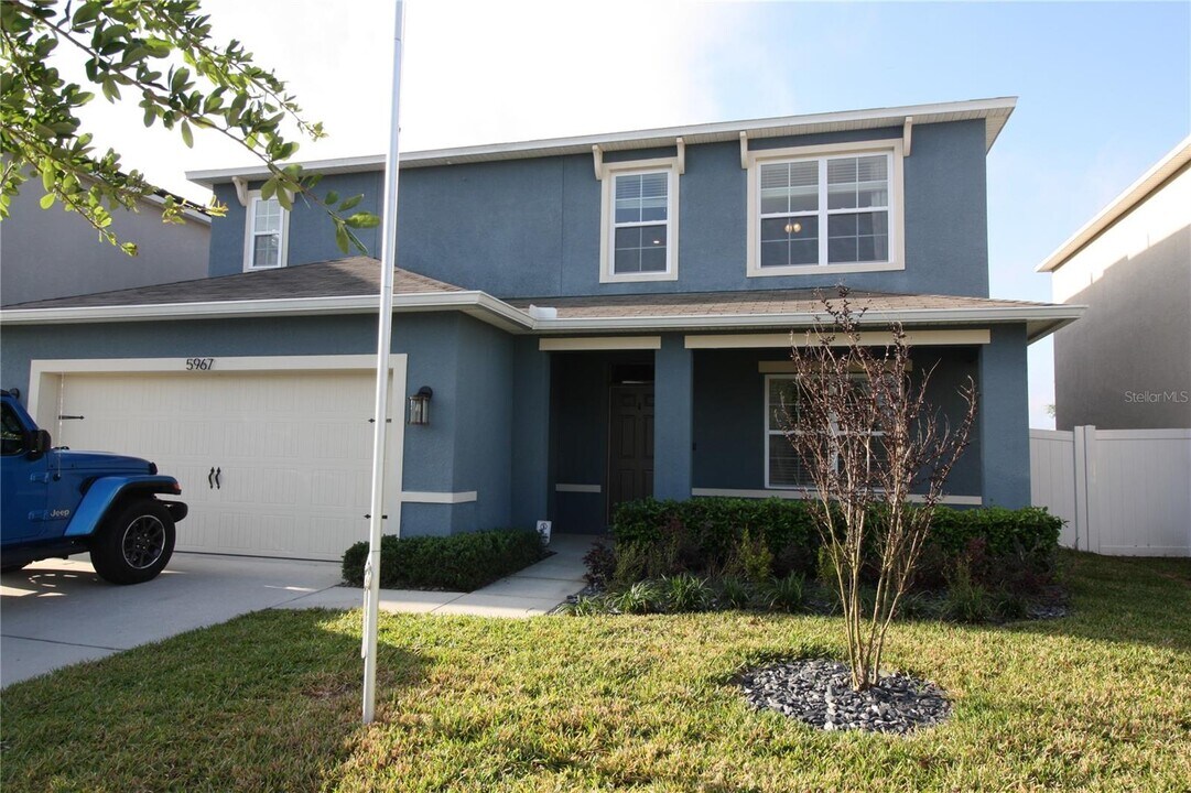 5967 Churchill Square Way in Groveland, FL - Building Photo