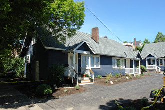 2305-2315 SE Ash St in Portland, OR - Building Photo - Building Photo