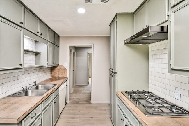 property at 1902 W Gulf St