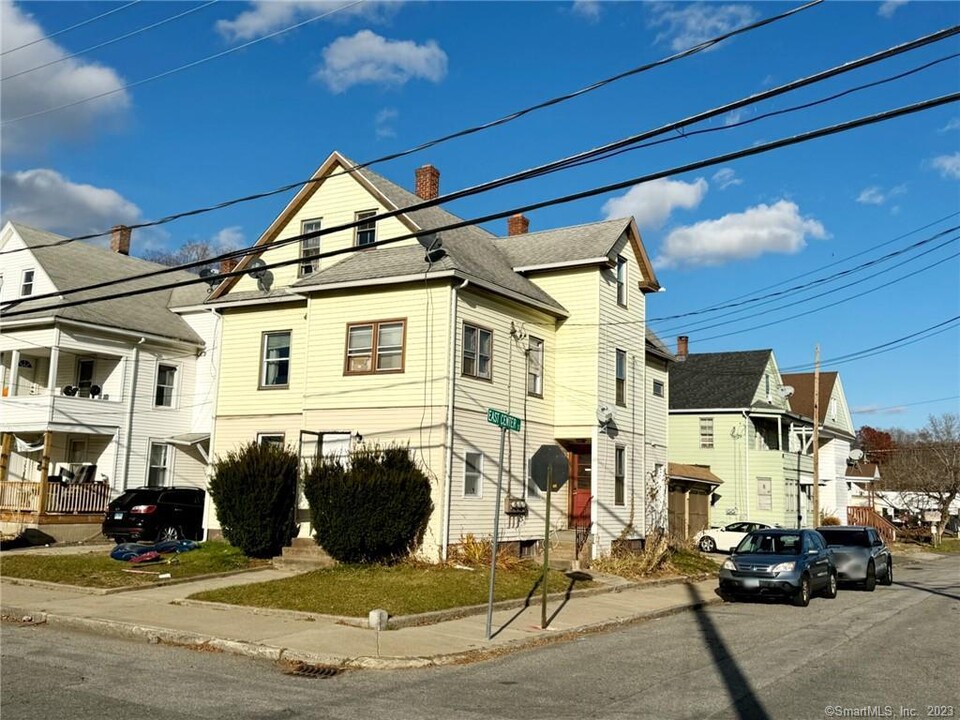 31 Center St in Torrington, CT - Building Photo