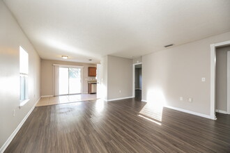 7899 Cherry Blossom Dr N in Jacksonville, FL - Foto de edificio - Building Photo