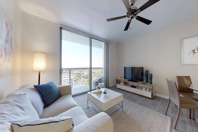 Circ Residences in Hollywood, FL - Building Photo - Interior Photo