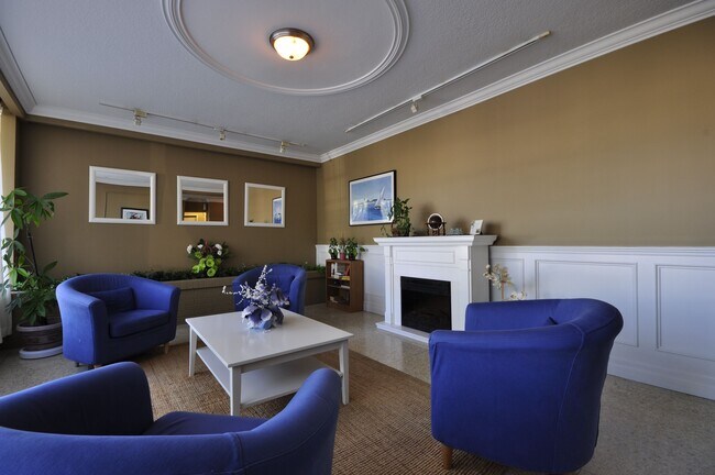 392 Pine Ave in Oakville, ON - Building Photo - Building Photo