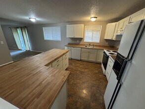 18531 Kristi Way in Lake Oswego, OR - Building Photo - Building Photo