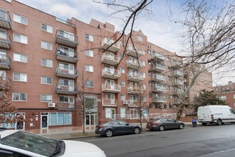 6475 Austin St in Rego Park, NY - Building Photo - Building Photo