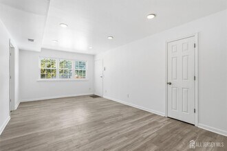 125 College Dr in Edison, NJ - Building Photo - Building Photo