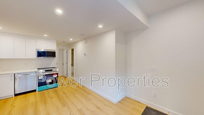 2004 33 St SW in Calgary, AB - Building Photo - Building Photo