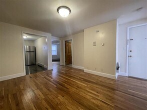 204 Christopher Columbus Dr in Jersey City, NJ - Building Photo - Building Photo