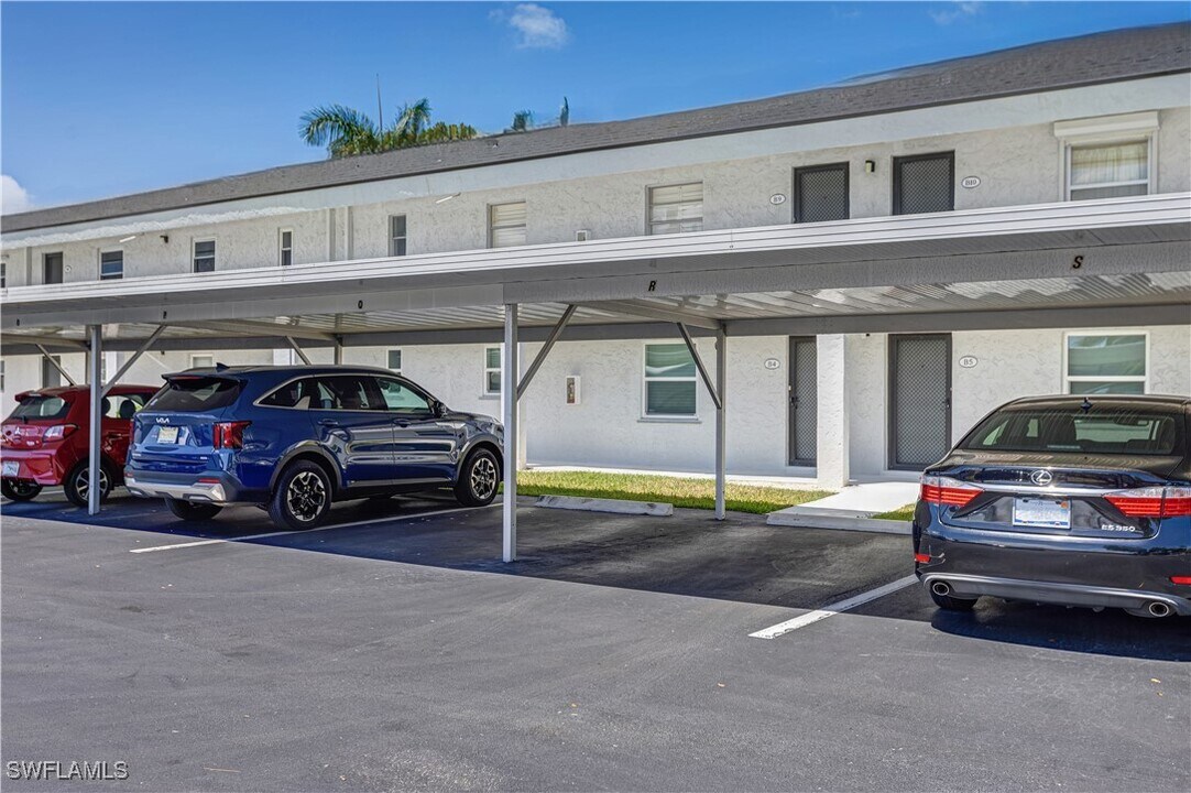 4126 Belair Ln in Naples, FL - Building Photo