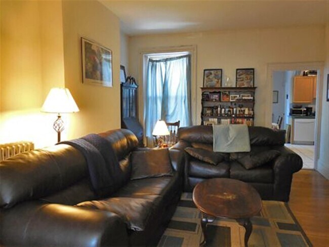 194 Central St, Unit 2 in Somerville, MA - Foto de edificio - Building Photo