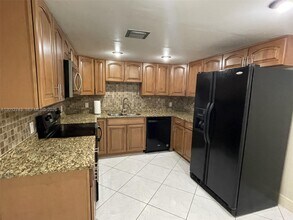 491 Racquet Club Rd in Weston, FL - Foto de edificio - Building Photo