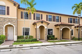 3392 W 92nd Pl in Hialeah, FL - Foto de edificio - Building Photo