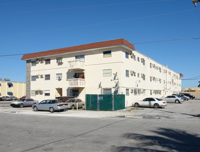 3737 E 4th Ave in Hialeah, FL - Foto de edificio - Building Photo