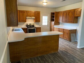 211 N Avenue T in Clifton, TX - Foto de edificio - Building Photo