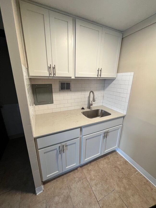 Clarence House in Lakewood, OH - Building Photo - Building Photo