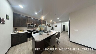 Spacious 3 Bed 2 Bath Townhome in Sioux Falls, SD - Foto de edificio - Building Photo