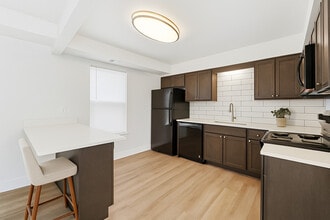 Gateway Airport Townhomes in Philadelphia, PA - Foto de edificio - Building Photo