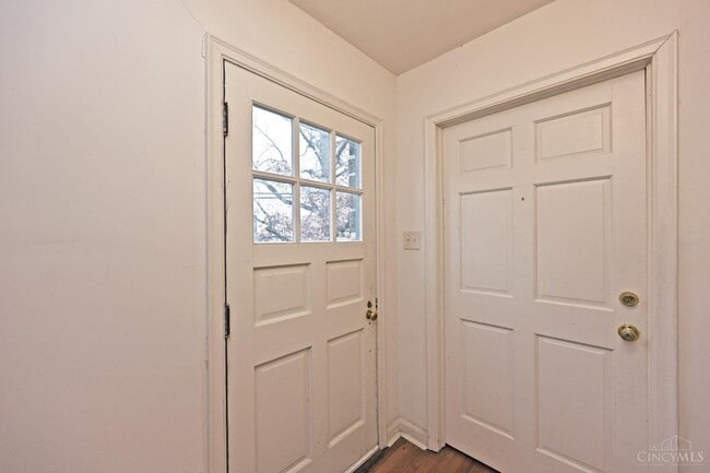 7558 Montgomery Rd in Cincinnati, OH - Building Photo - Building Photo
