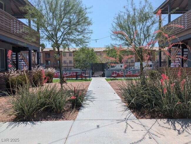 319 N 11th St in Las Vegas, NV - Building Photo - Building Photo