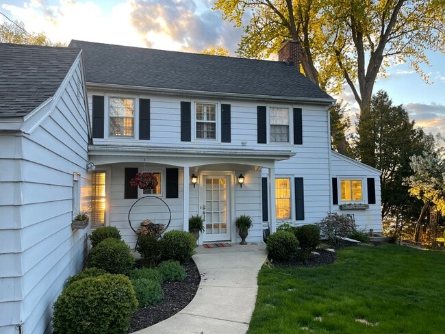 property at 1215 Farwell Dr