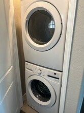 1001 Wadsworth Dr in Roseville, CA - Foto de edificio - Building Photo