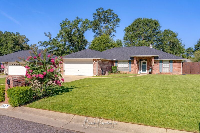 2511 Southern Oaks Dr in Cantonment, FL - Building Photo