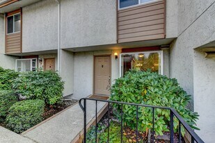 12838 SE 41st Ln in Bellevue, WA - Building Photo