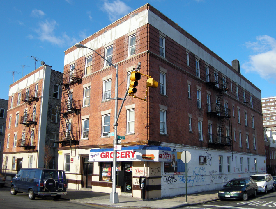 Samaritan Village in Bronx, NY - Foto de edificio