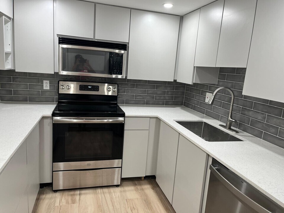 9441 Live Oak Pl in Davie, FL - Building Photo