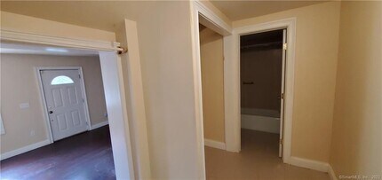 276 Berkshire Rd in Newtown, CT - Building Photo - Building Photo